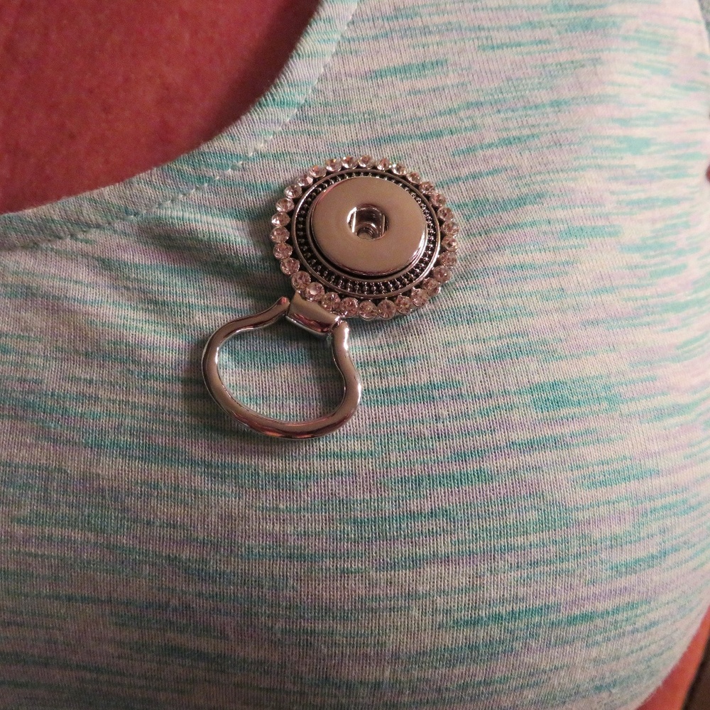 Round silver eye glass holder